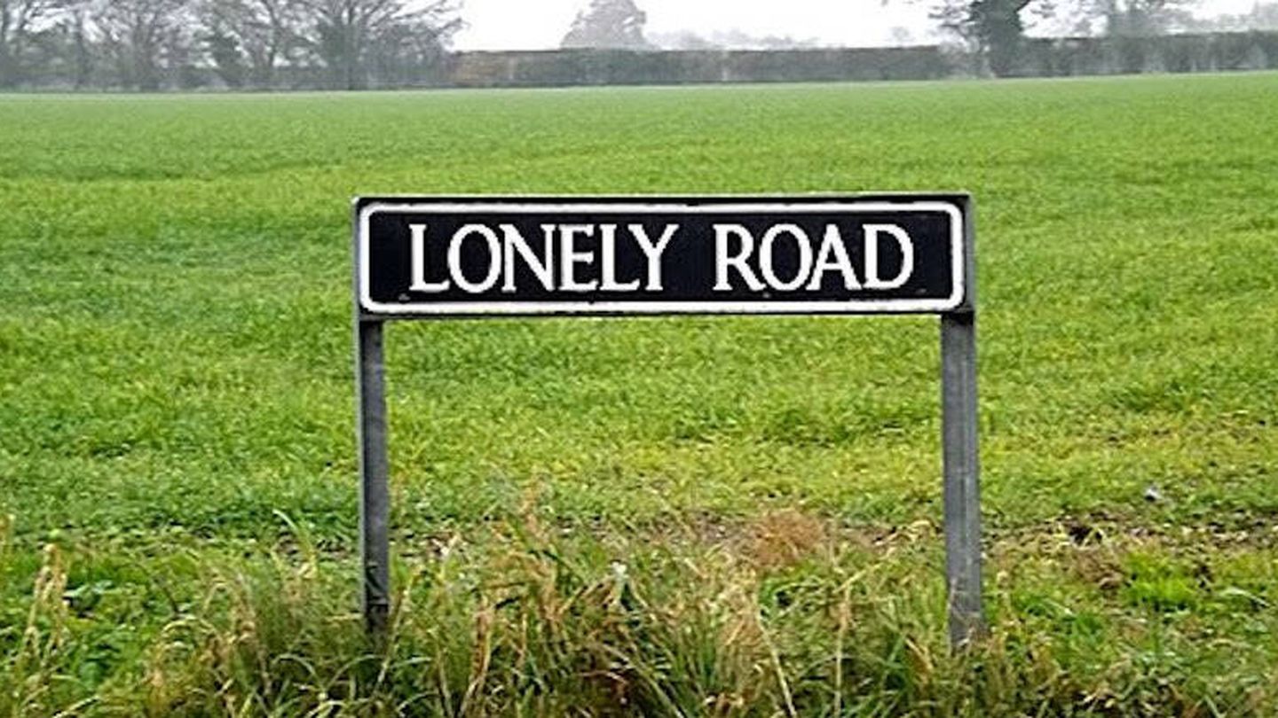 Casi la mitad de los británicos afirman sentirse solos. (Señal de tráfico, Pulham St Mary)