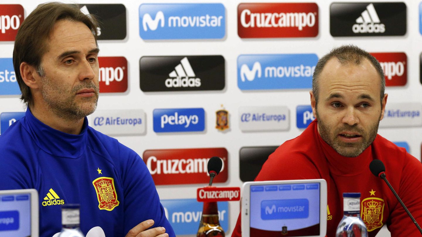 Julen Lopetegui y Andrés Iniesta, durante una rueda de prensa. (EFE)