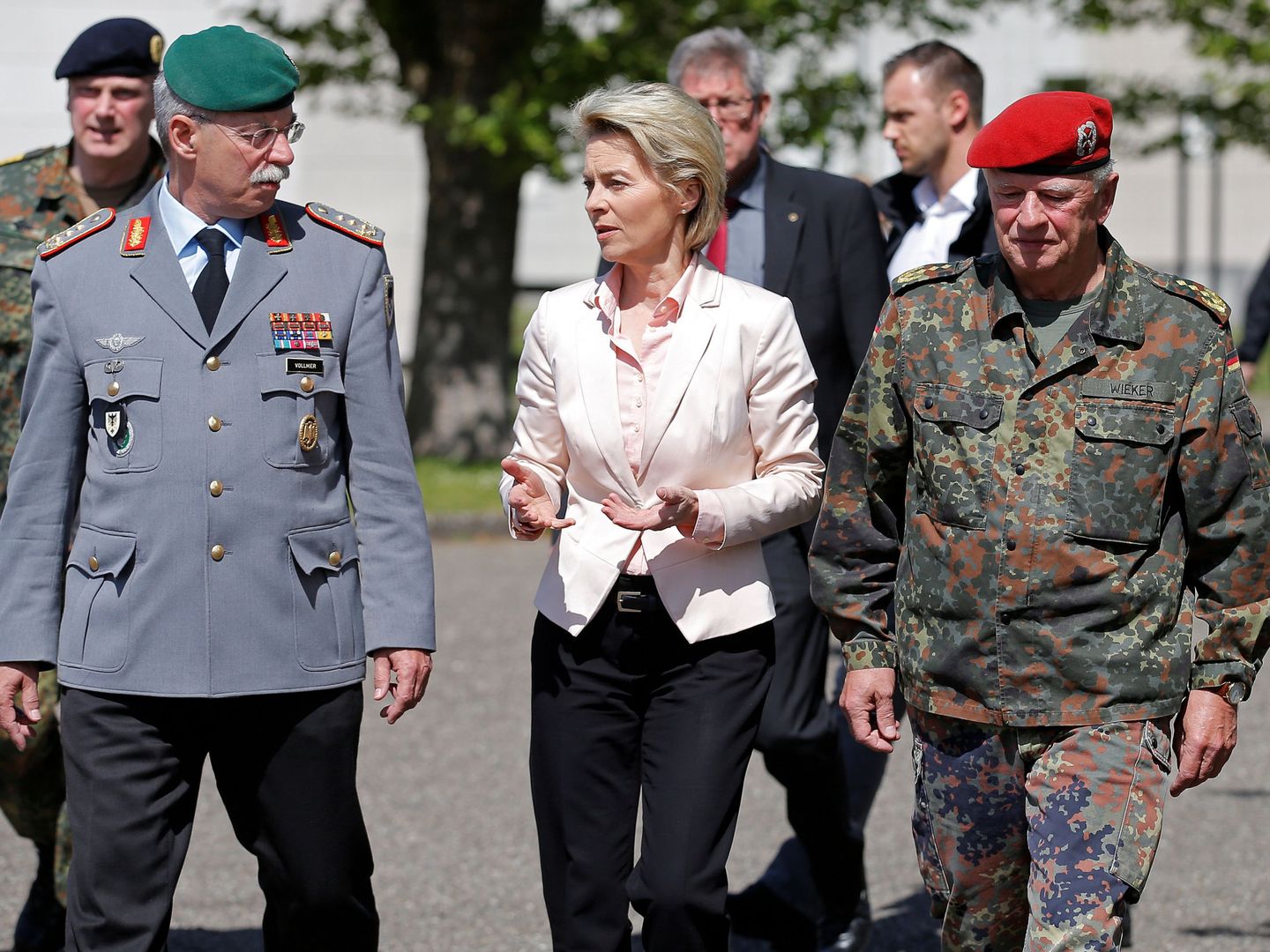 La ministra de Defensa alemana Ursula con altos mandos militares durante una visita a la base Leclerc, una instalación conjunta francoalemana cerca de Estrasburgo. (Reuters)