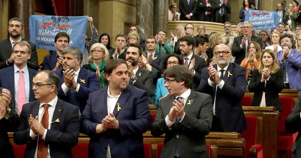 Foto: El Parlament, tras aprobar la resolución para declarar la independencia de Cataluña. (EFE)