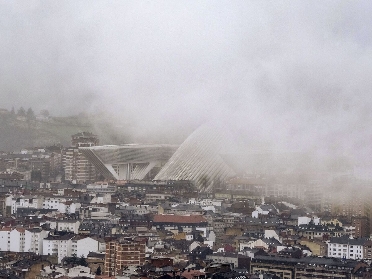 Foto: El frio, la niebla y las fuertes rachas de viento marcan la recta final del año (EFE/Paco Paredes)