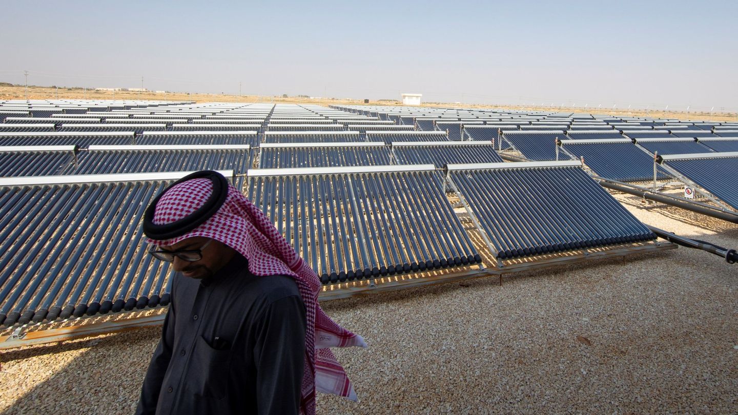 Un hombre, ante los paneles solares de la Ciudad de Ciencia y Tecnología del Rey Abdulaziz (KACST), en Riad (Arabia Saudí).