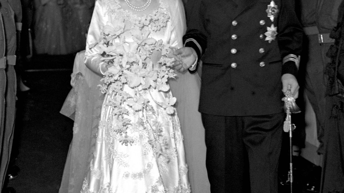 Isabel II: la misteriosa desaparición en su boda que no nos ha explicado 'The Crown'