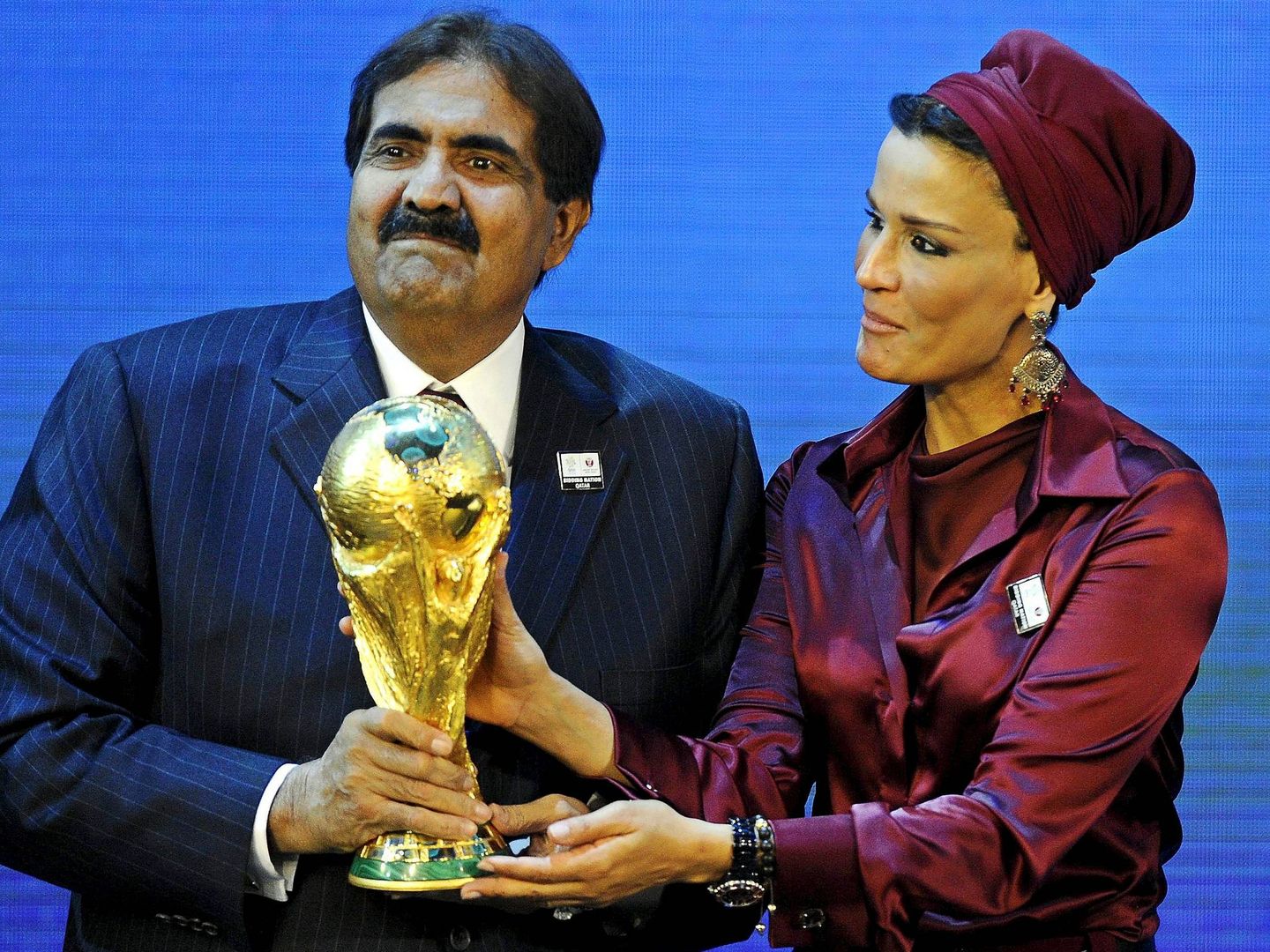 La jequesa de Catar, con su marido. El país organizará el Mundial de fútbol de 2022. (EFE)