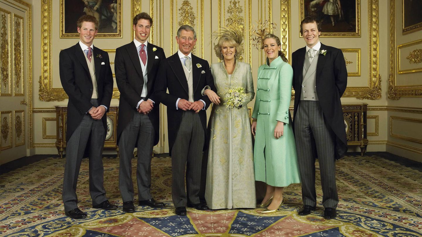 El príncipe Carlos, Camilla y los hijos de ambos, el día de su boda. (Clarence House)