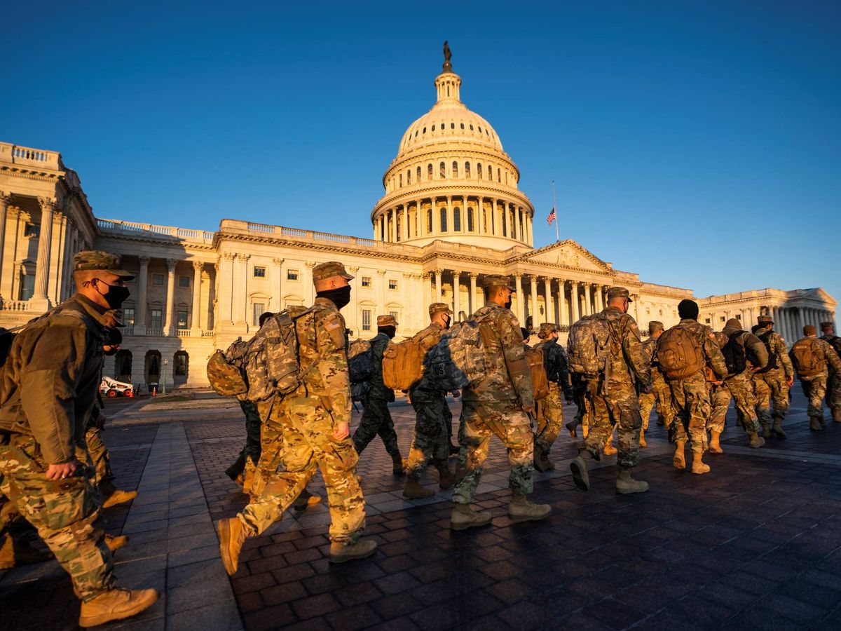 Foto: Miembros de la Guardia Nacional avanzan frente al Capitolio. (EFE)