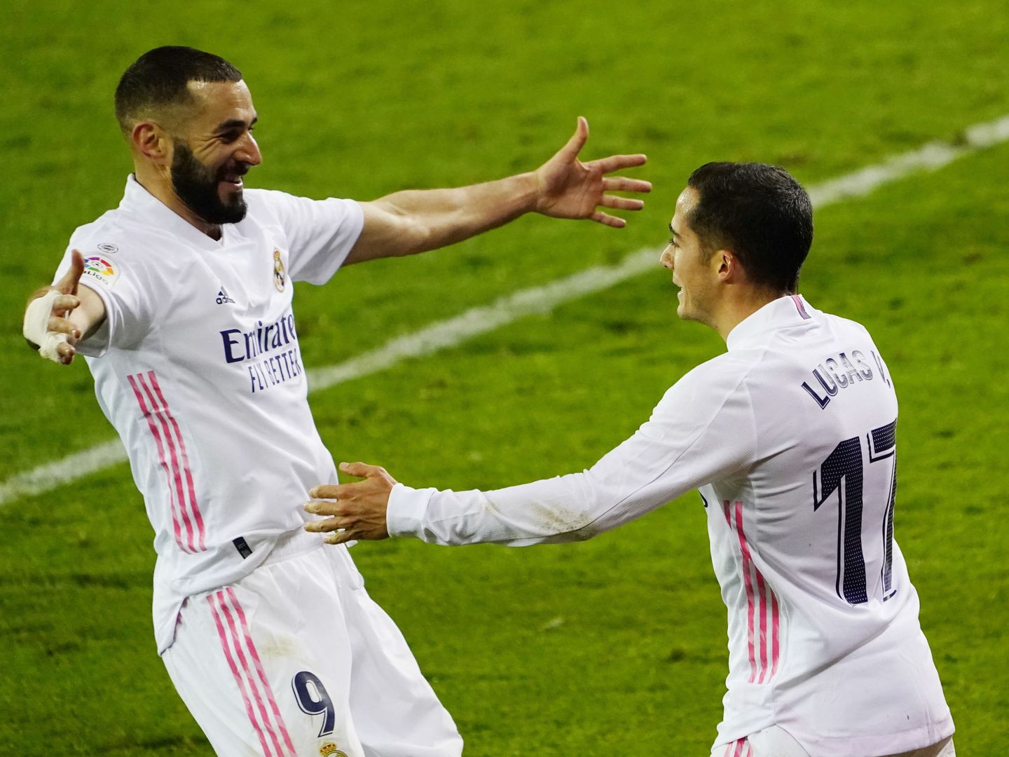 Benzema celebra con Lucas Vázquez un gol en Ipurua. (EFE)