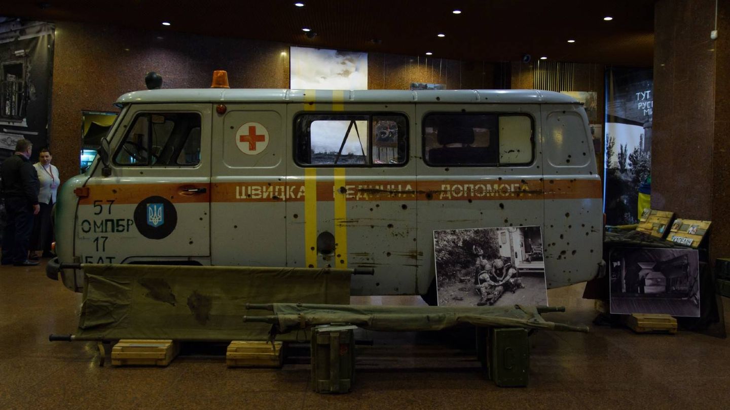 Los objetos recuerdan a aquellos que perdieron la vida haciendo su trabajo. En la imagen, una ambulancia alcanza por los rebeldes. (Fermín Torrano)