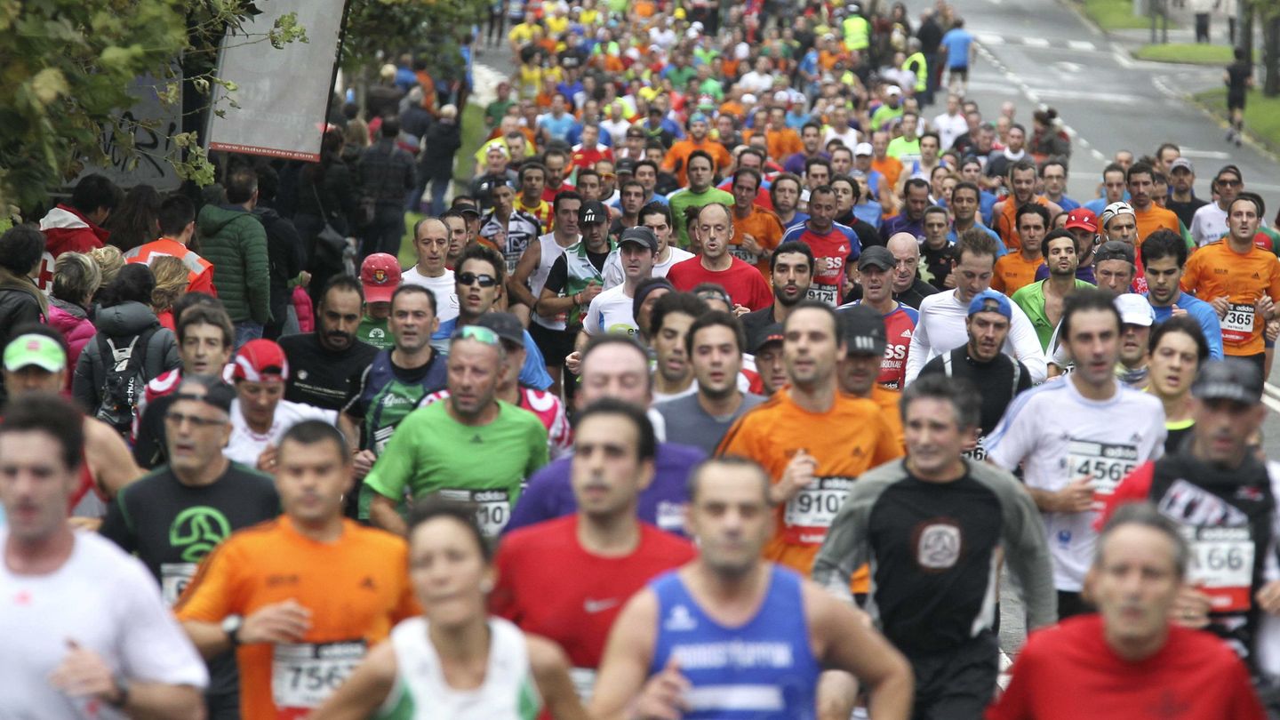 Numerosos corredores en una anterior edición de la Behobia-San Sebastián. (EFE)