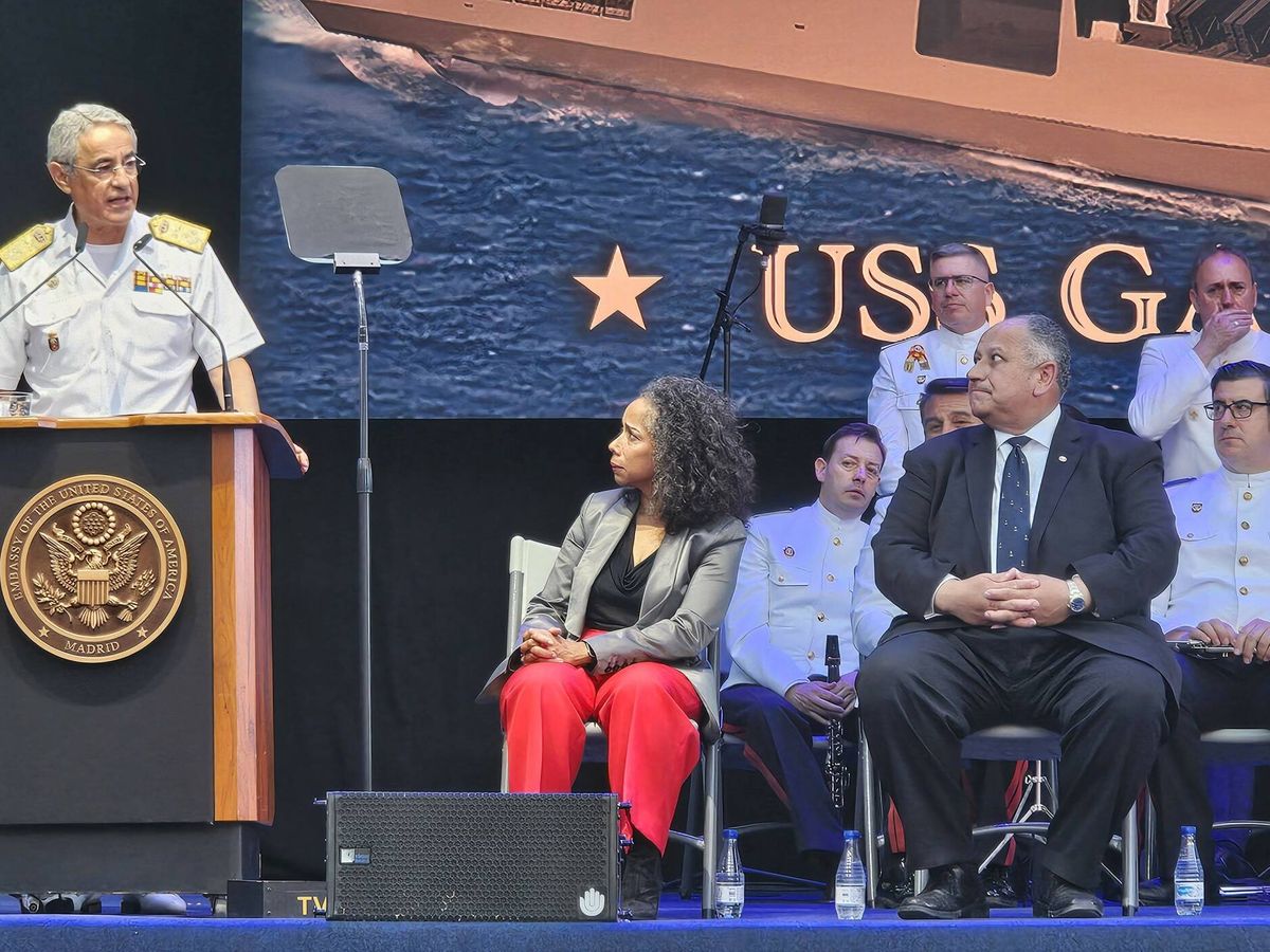Foto: El Almirante Piñeiro (AJEMA) durante su discurso. A su lado, sentados, la embajadora Julissa Reynoso y el Secretario de Marina Carlos del Toro (Juanjo Fernández)
