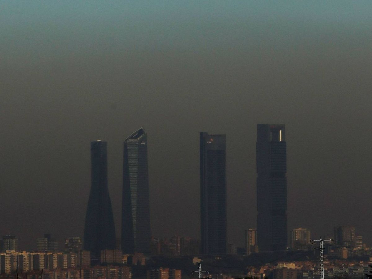 Foto: Una boina de contaminación en Madrid. (EFE)