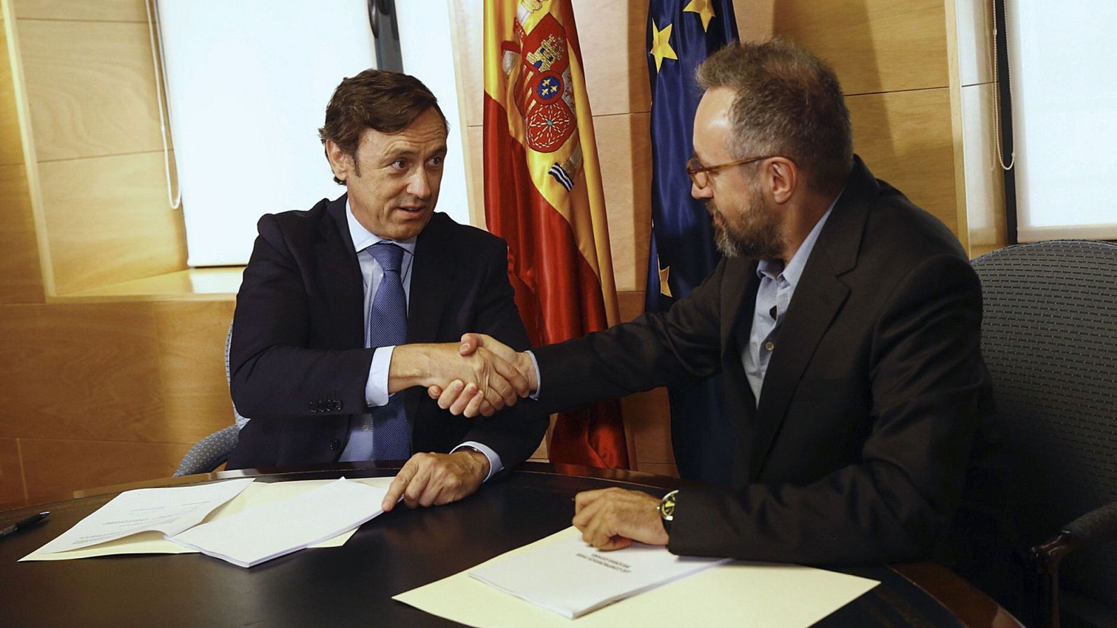Foto: El portavoz del PP en el Congreso, Rafael Hernando,iz., y el de Ciudadanos, Juan Carlos Girauta,durante la firma del acuerdo de investidura. (EFE)