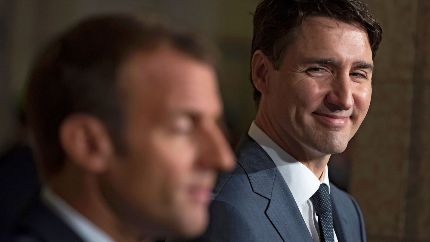 Trudeau sonríe a Macron durante el encuentro bilateral que han mantenido previo al G7.