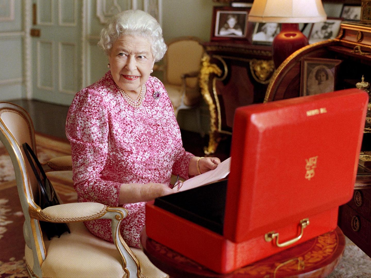 La reina Isabel, en su despacho en 2015. (Mary McCartney / Buckingham Palace)