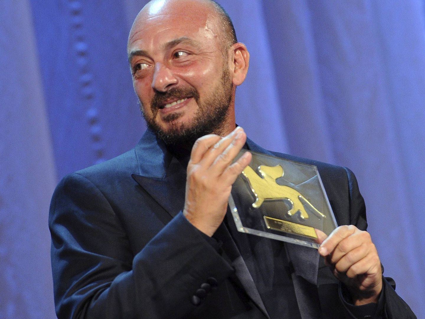 Emanuele Crialese posa con el premio especial del jurado por la película 'Terraferma' en el Festival de Venecia de 2011. (EFE)