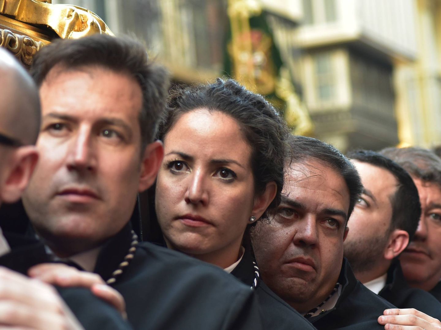 Noelia Jiménez, este Viernes Santo, portando el Cristo del Amor a su paso por la calle Álamos de Málaga (Toñi Guerrero).