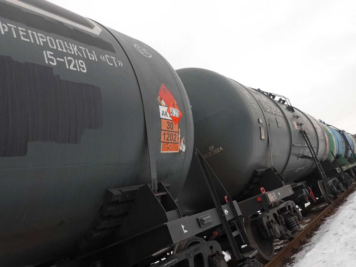 Foto: Tren con cisternas llenas de crudo ruso. (EFE/Maxim Shipenkov)