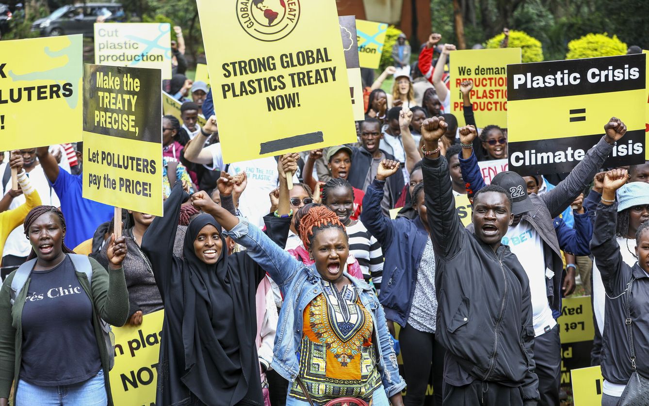 Protestas contra la contaminación plástica durante la reunión de Nairobi. (EFE/Daniel Irungu)