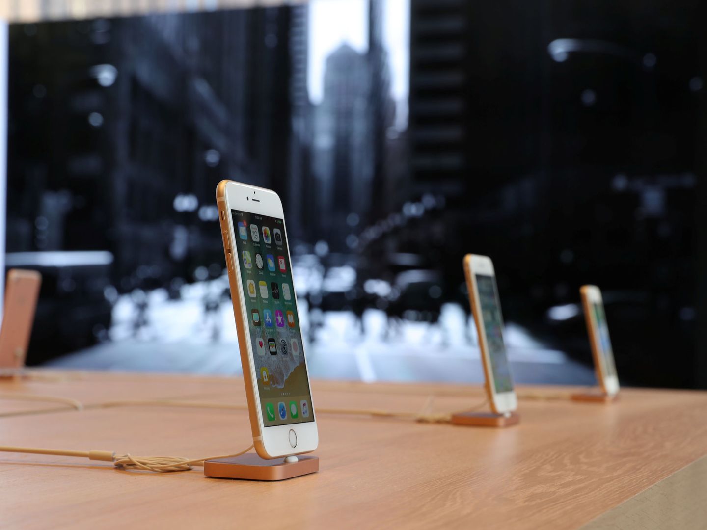El iPhone 8 Plus, expuesto en una tienda de Chicago. (Reuters)