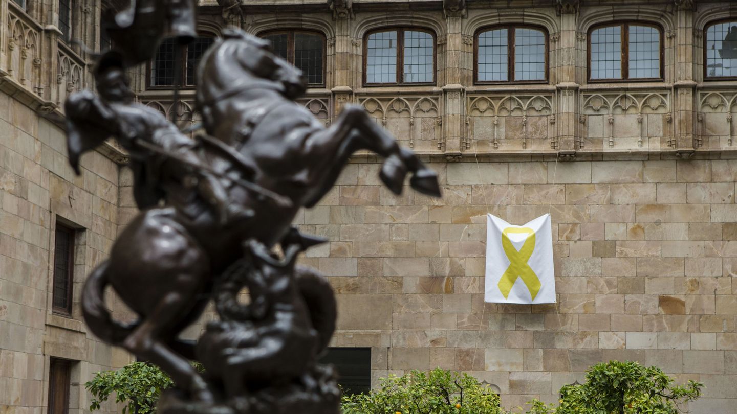 Imagen del Palau de la Generalitat con un lazo amarillo. (EFE) 
