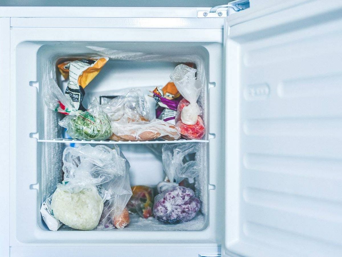 Foto: Los congeladores pequeños te ayudan a conservar mejor los alimentos (iStock)