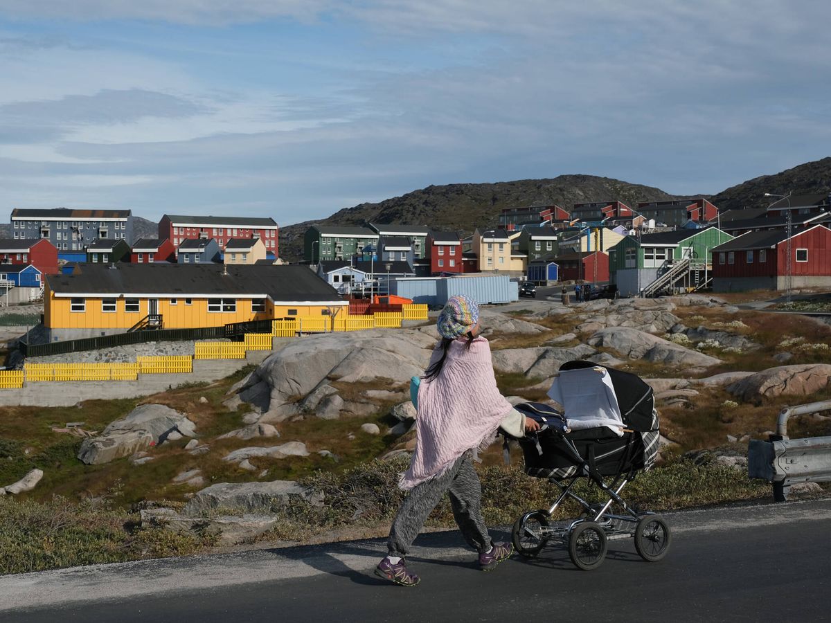 Foto: Una mujer con un carrito de bebé en Ilulissat, Groenlandia. (Getty/Sean Gallup)