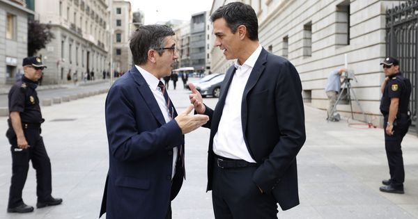 Foto: Pedro Sánchez y Patxi López conversan a su salida del Congreso, el pasado 28 de junio. (EFE)