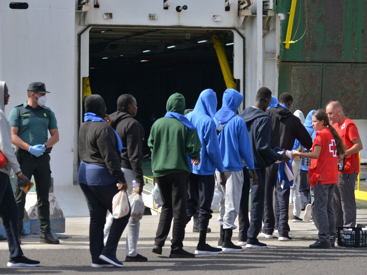 Foto: Trasladan a migrantes que habían llegado en cayucos a El Hierro. (EFE/Gelmert Finol)