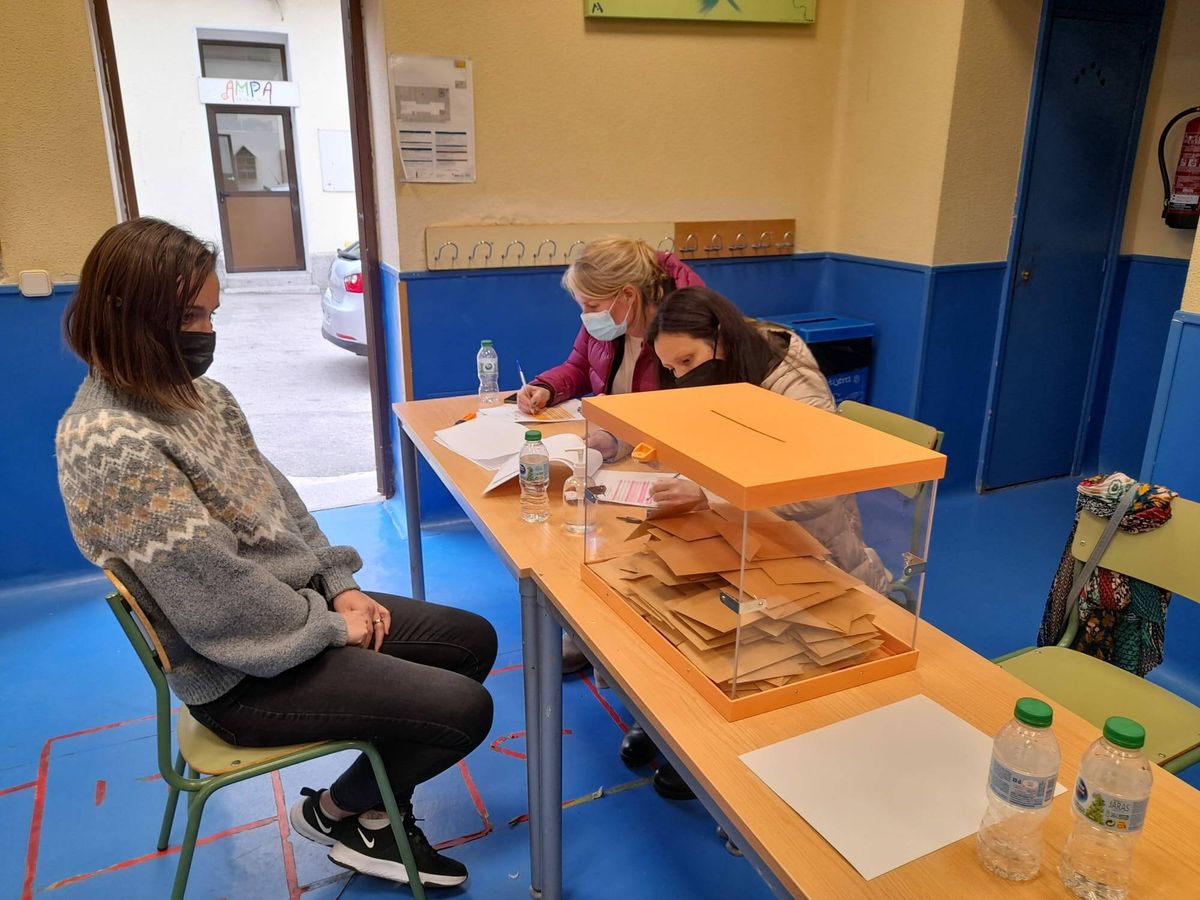 Foto: Madre del colegio Claudio Moyano votando.
