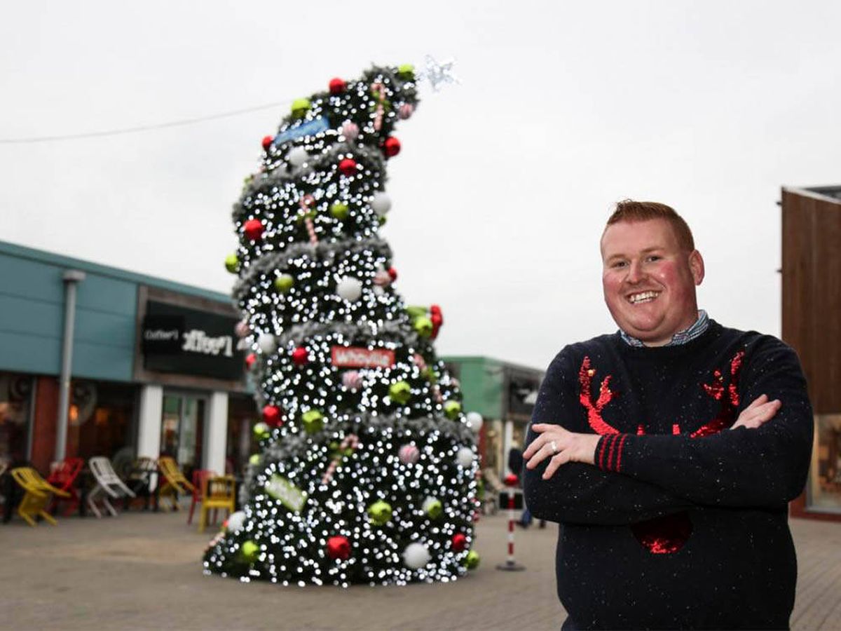 Foto: Este es el peculiar árbol de Navidad que está causando sensación en Gran Bretaña (Twitter @TheValleyCM)