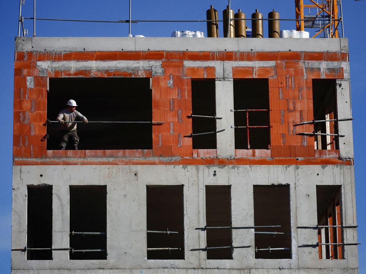 Foto: Trabajador en un edificio en construcción. (Reuters/Stephane Mahe)