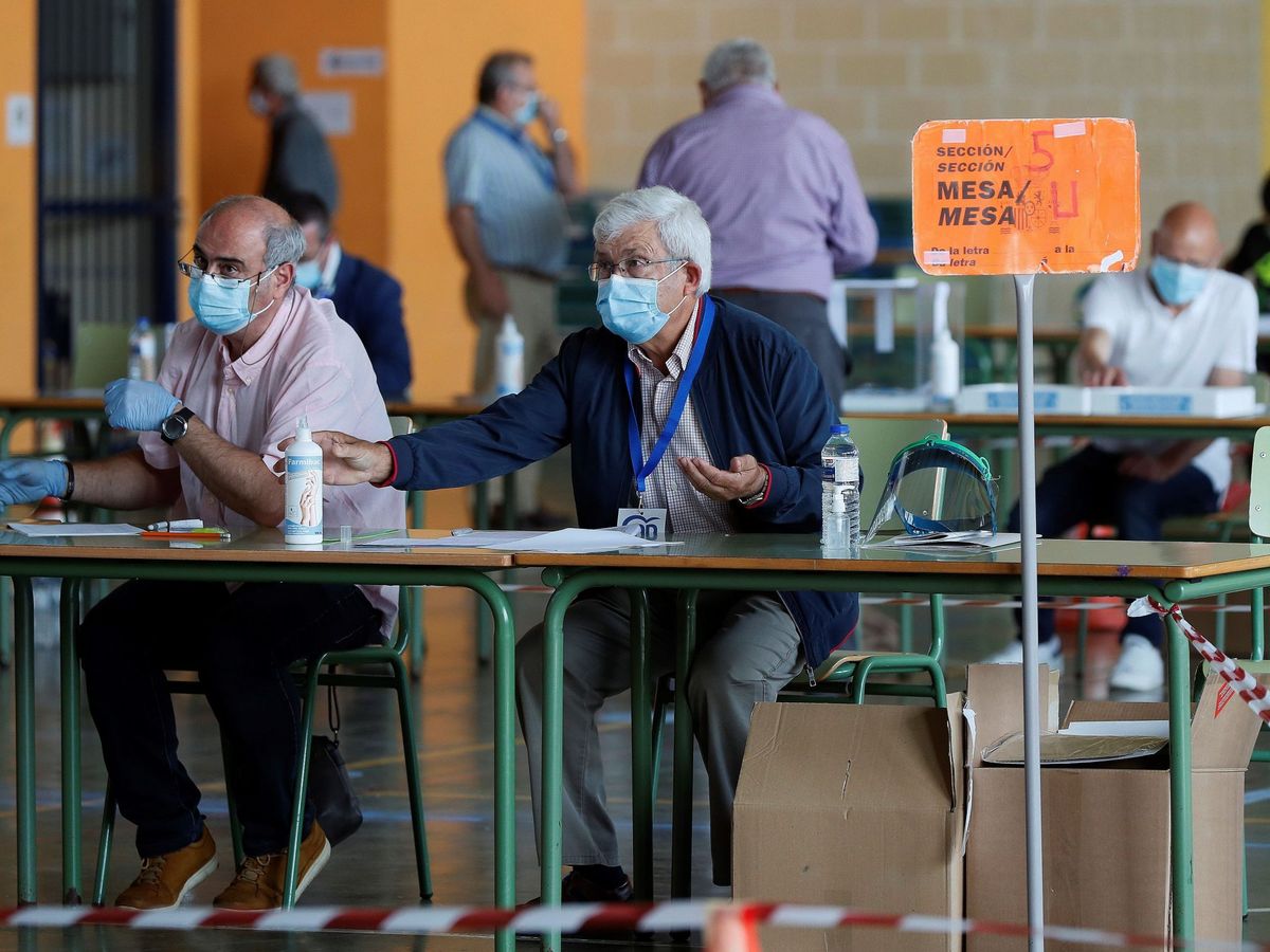 Foto: Dos interventores supervisan el desarrollo electoral en el pabellón Vista Alegre de Burela (Lugo). (EFE)
