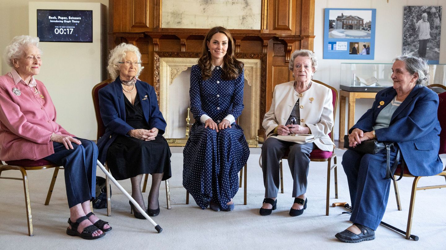 La duquesa, con varias veteranas de Bletchley Park. (Reuters)
