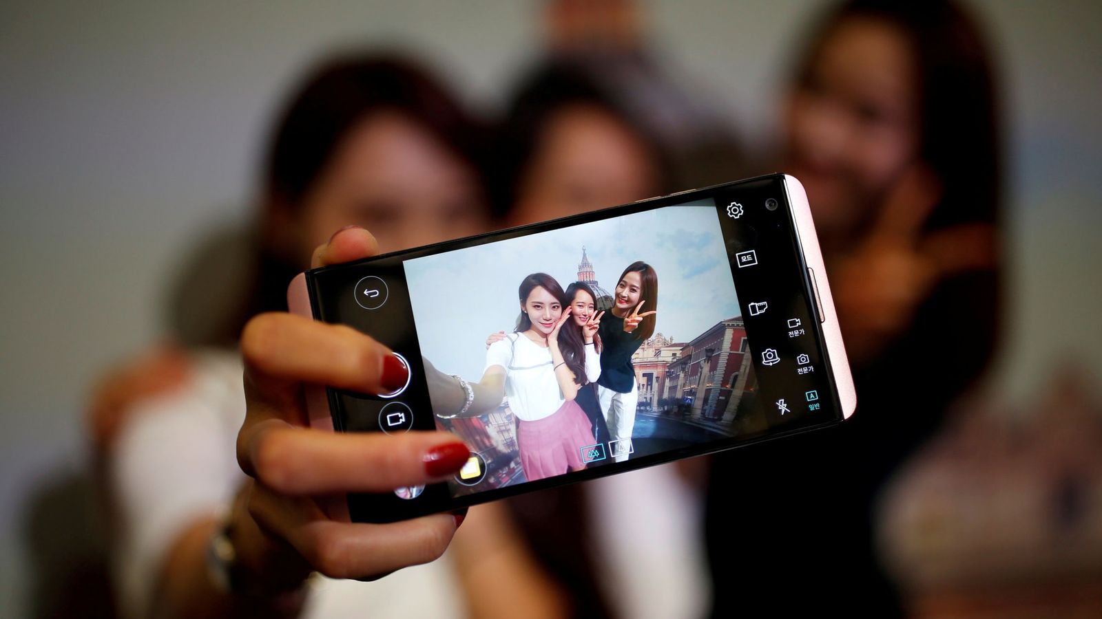 Foto: El nuevo canon grabaría, entre otros, los teléfonos móviles. Foto: REUTERS Kim Hong-Ji