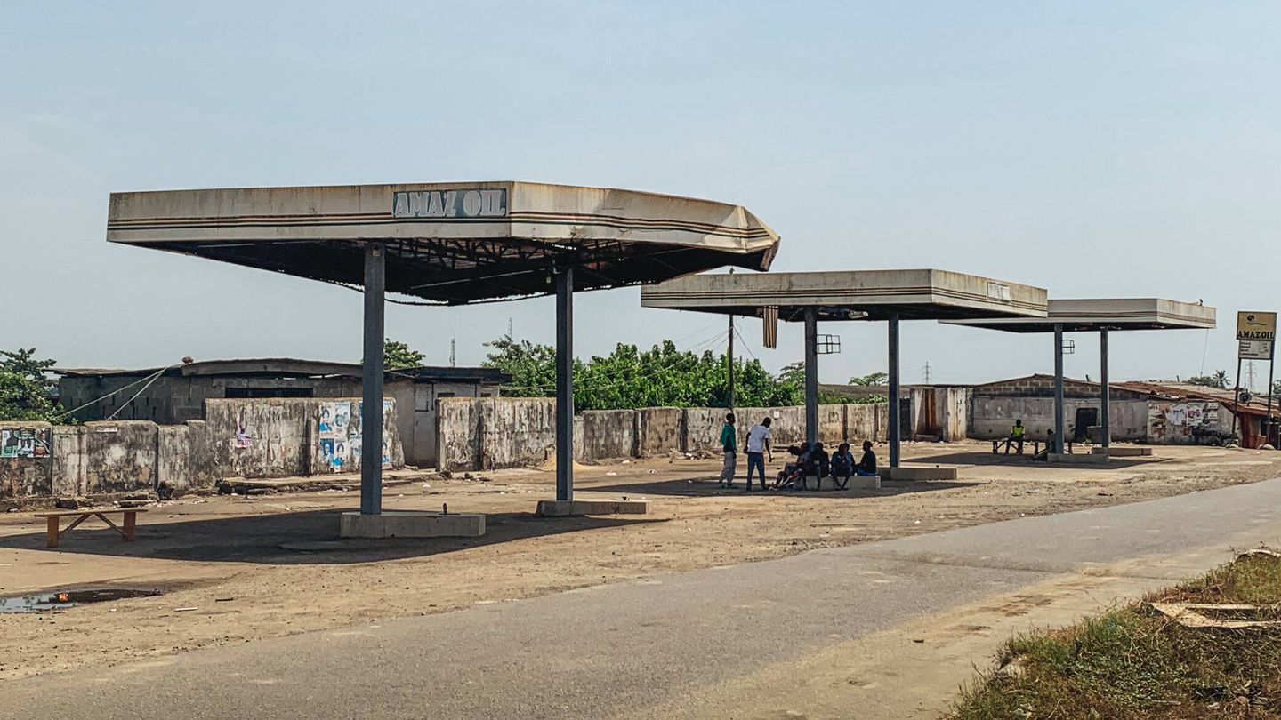 Una gasolinera abandonada en Lagos (Nigeria). (D. S)