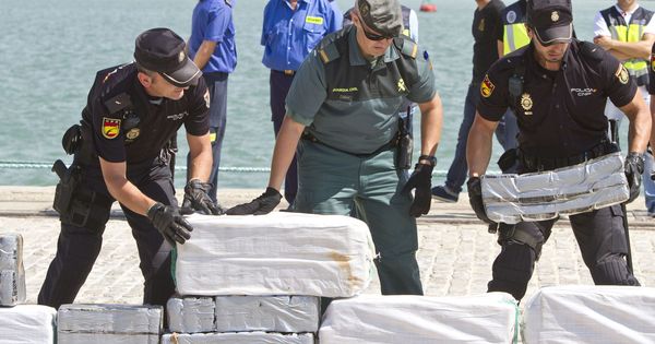 Foto: Efectivos de la Policía, Guardia Civil y Agencia Tributaria desembarcan los 800 kilos de cocaína en Cádiz. (EFE)