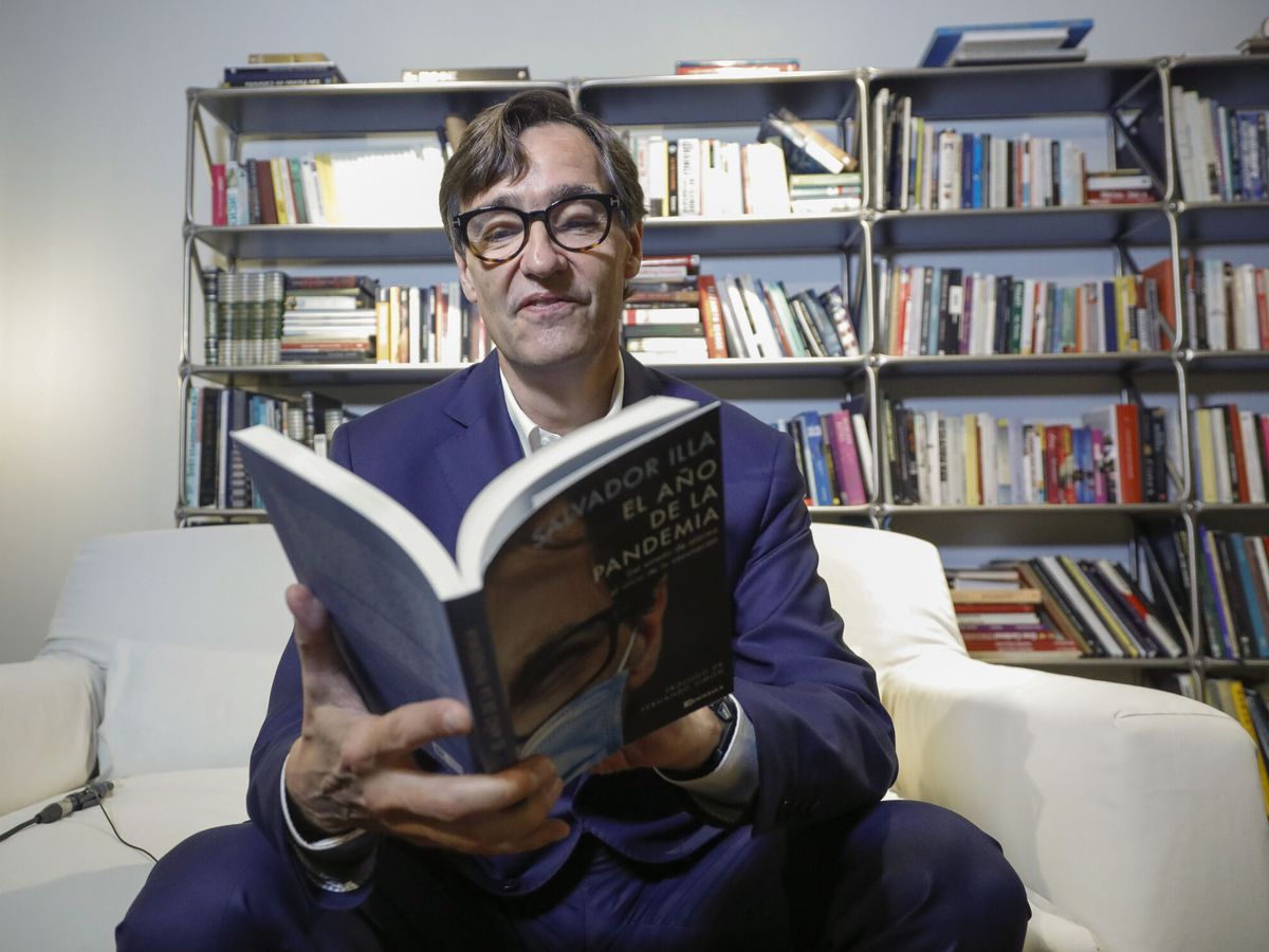 Foto: Salvador Illa, leyendo un libro. (EFE / David Fernández)