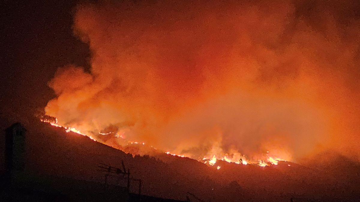 El incendio en Tenerife obliga a evacuar zonas: "El agua se evapora por la potencia de las llamas"