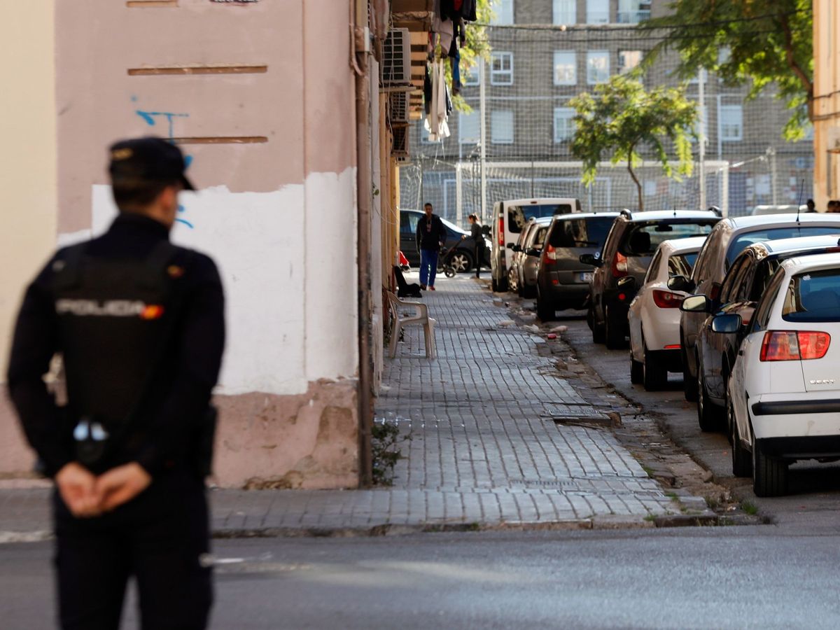 Foto: Un agente de la Policía Nacional en Valencia. (EFE/ Juan Carlos Cárdenas)
