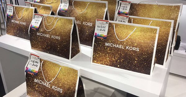 Foto: 'Fukubukuro' o bolsas sorpresas de Michael Kors en Japón. (CC)