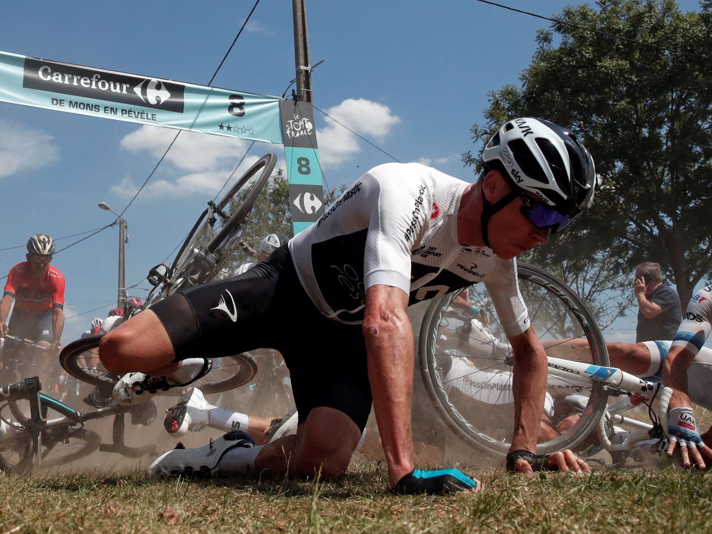 Chris Froome cae en el Tour de Francia. (Reuters)