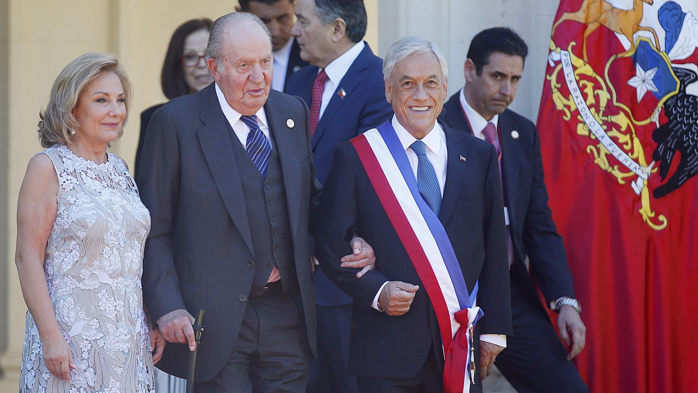 Don Juan Carlos es recibido por el presidente chileno, Sebastián Piñera (d), tras su toma de posesión, el pasado 11 de marzo en Viña del Mar. Es la última investidura de un gobernante latinoamericano a la que ha acudido el Rey emérito. (EFE)