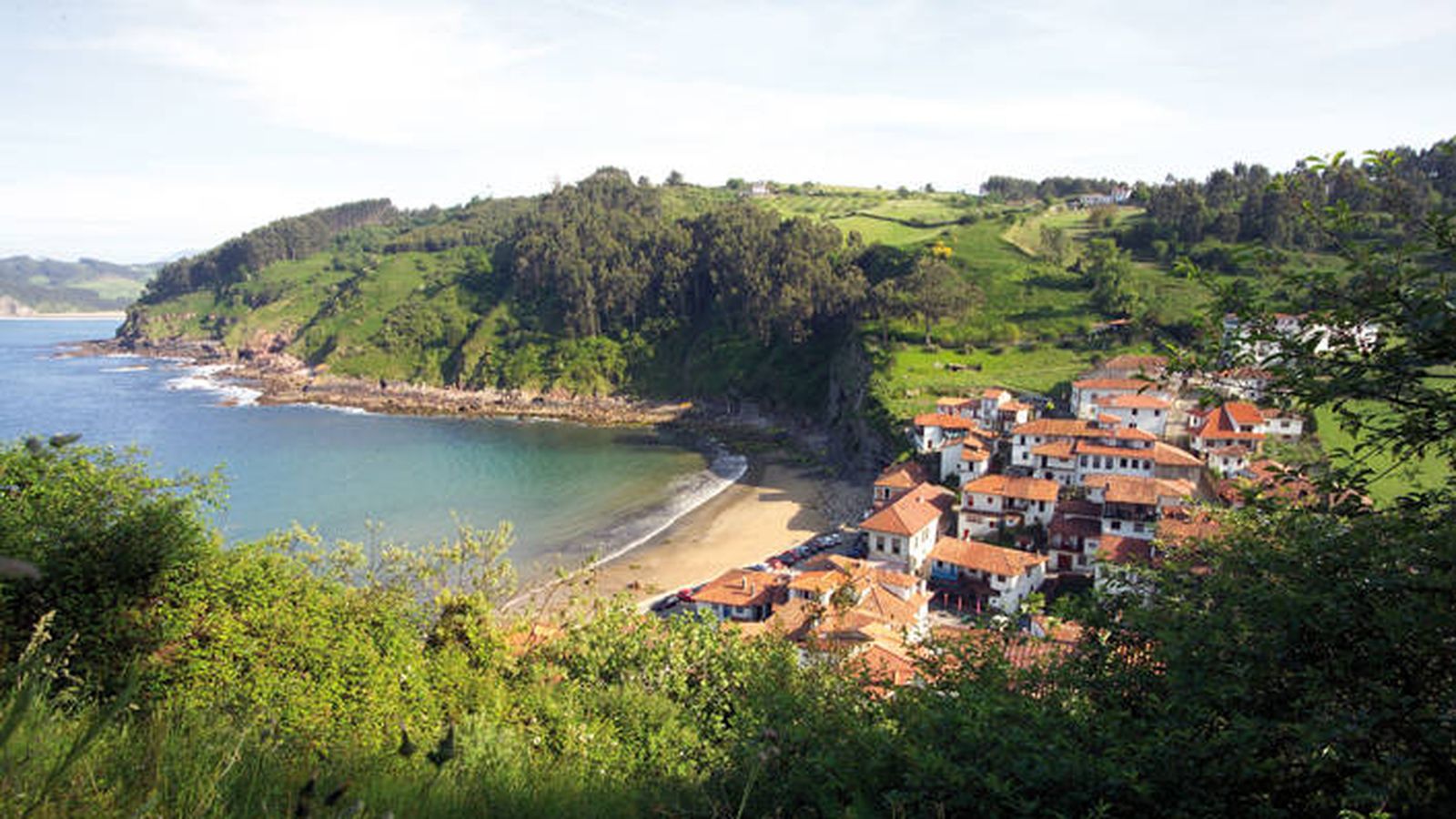 Foto: Tazones, de lejos. De cerca es más bonito aún. (Cortesía Turismo de Asturias)
