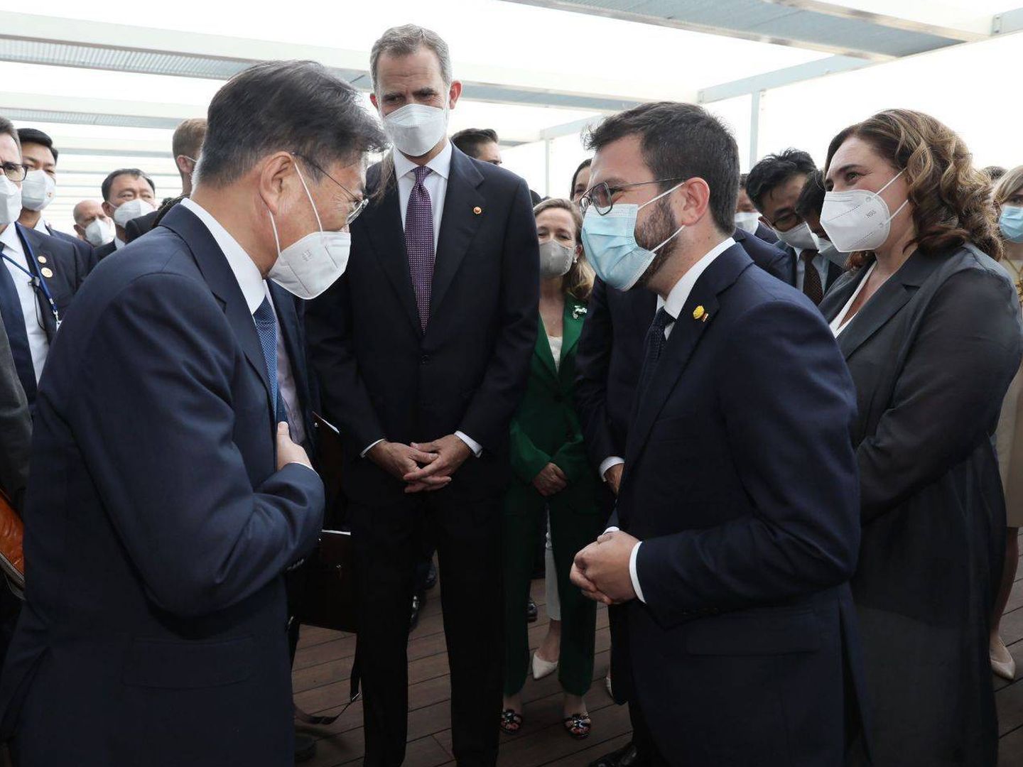 El presidente coreano y el presidente de la Generalitat se saludan en presencia del Rey. (Generalitat)