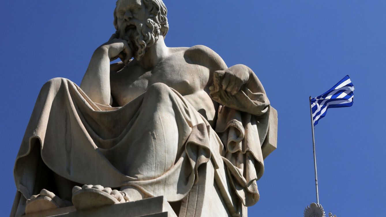 Foto: Estatua en Atenas de Sócrates, filósofo considerado como el padre de la ética. EFE / Simela Pantzartzi 