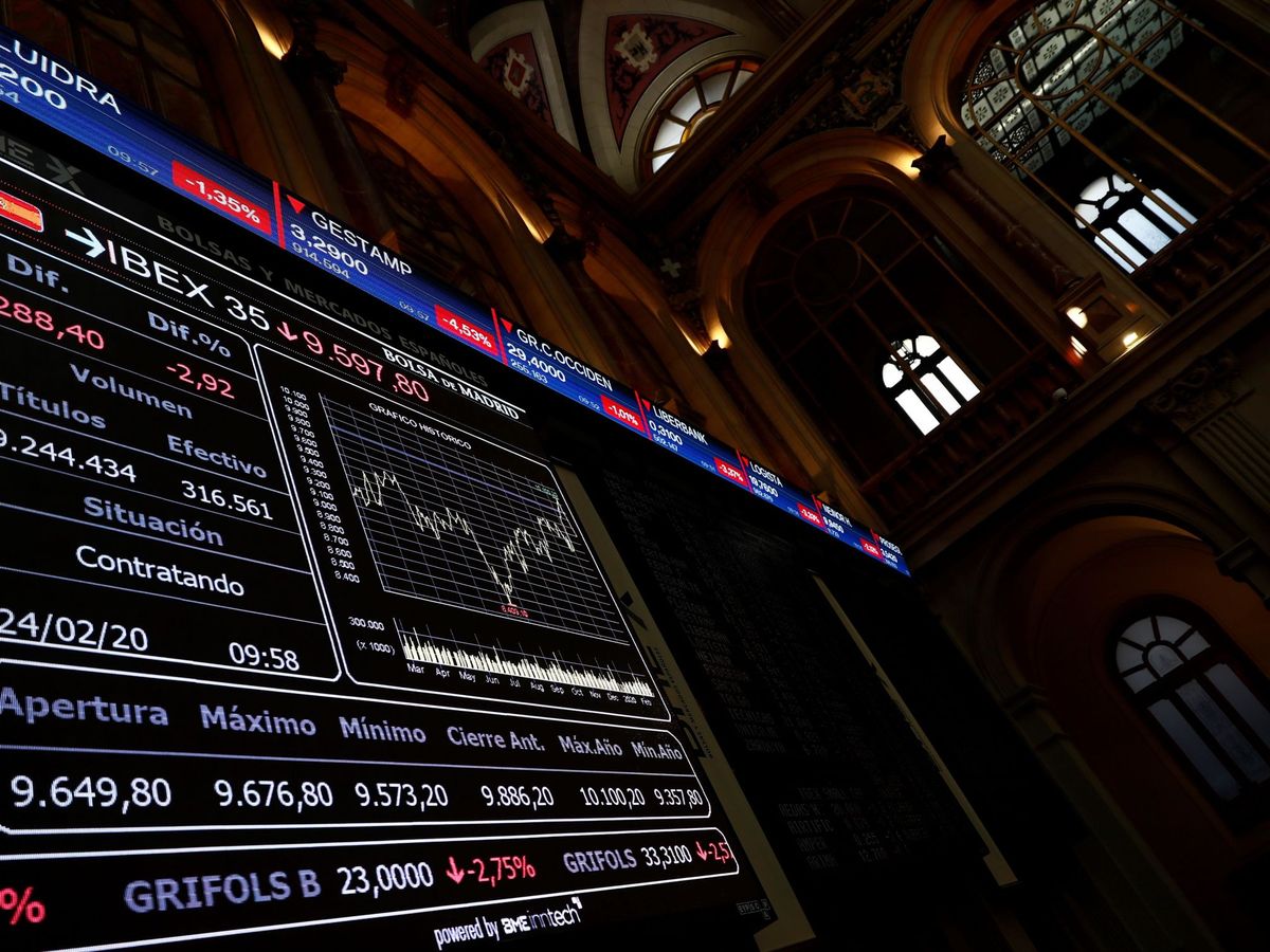 Foto: Pantallas informativas de la Bolsa de Madrid, en la sesión de este lunes. (EFE)