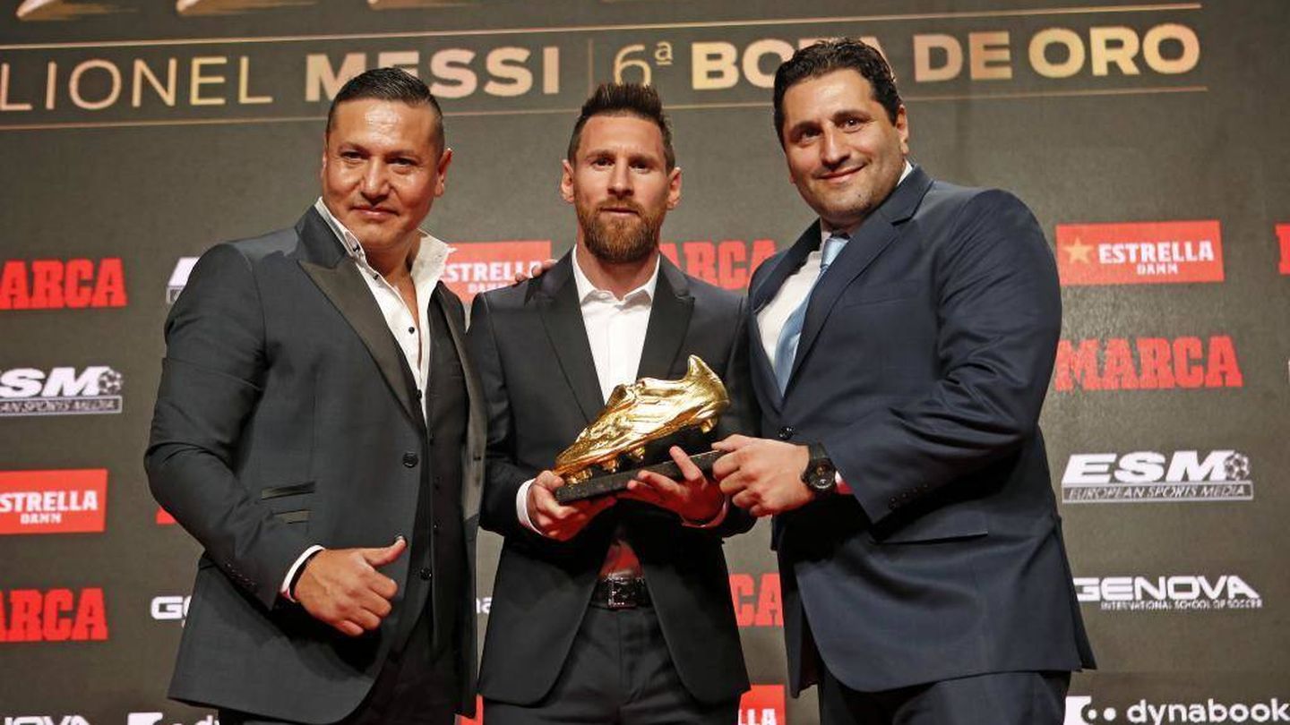 Pagniello junto a Messi, en la entrega de su sexta Bota de Oro. (Reuters)