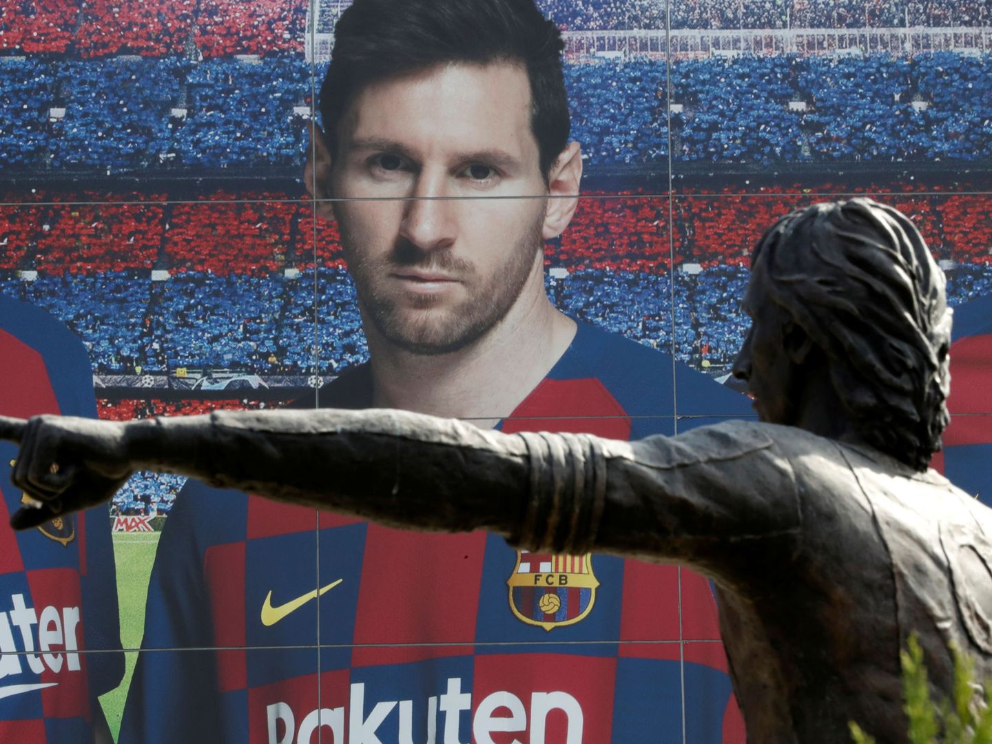 Una estatua de Johan Cruyff parece indicar a Messi que se marche del FC Barcelona. (Reuters)