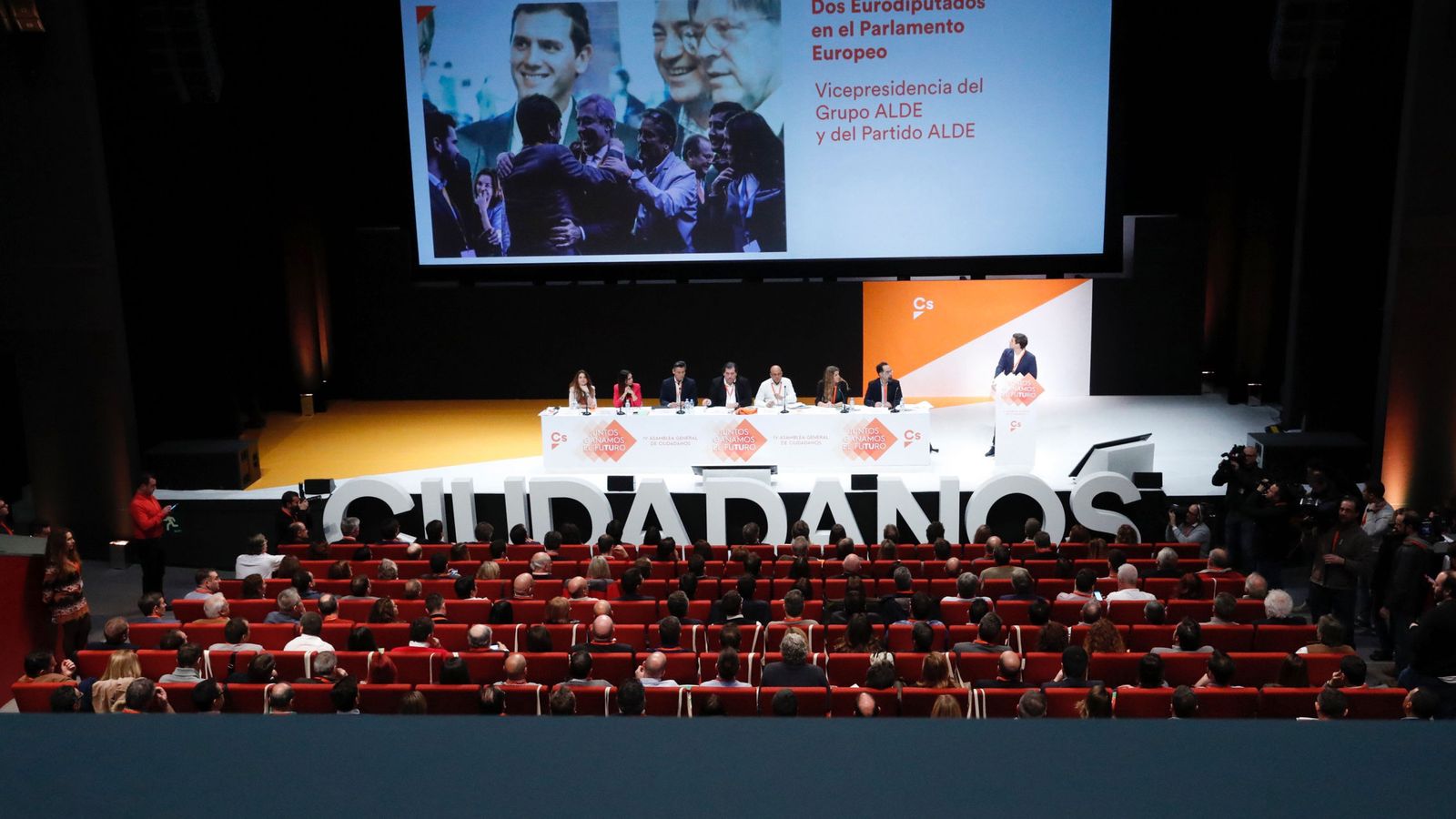 Foto: Vista de la IV Asamblea General de Ciudadanos que se celebra en el Teatro Nuevo Coslada, en Coslada (Madrid). (EFE)