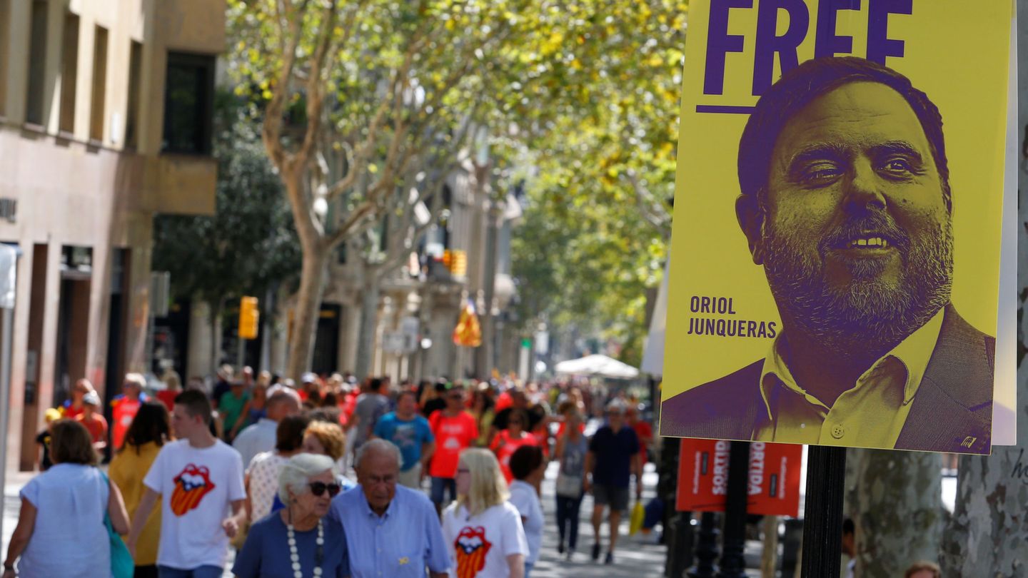 Cartel con la imagen de Junqueras durante la Diada de 2018. (Reuters)